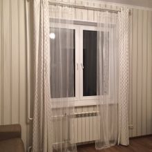 Новое двустворчатое окно в гостиной в квартире новостройке многоэтажного дома.