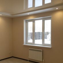 Отражение трехстворчатого окна стандартных размеров в натяжном потолке